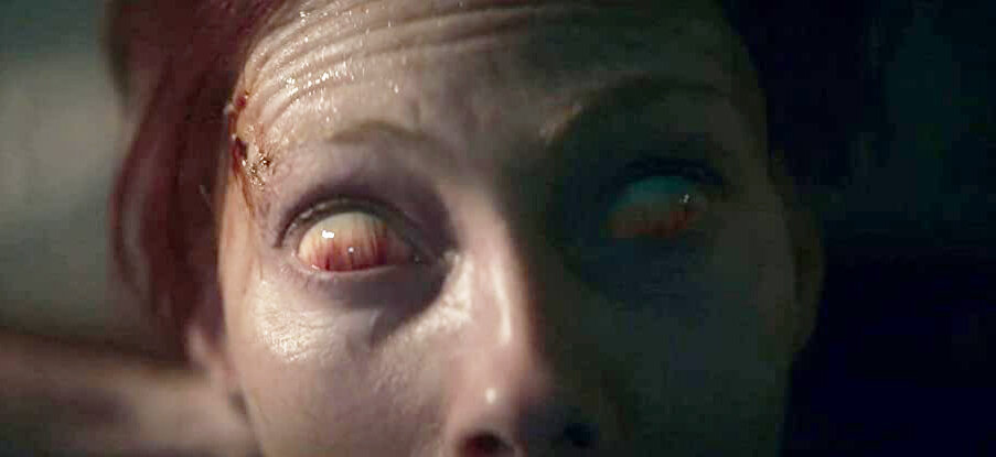 Кадр из фильма Evil Dead Rise. Режиссер: Ли Кронин. Оператор: Дэйв Гарбетт. Производство: Department of Post, Ghost House Pictures, New Line Cinema, Warner Bros., Wild Atlantic Pictures