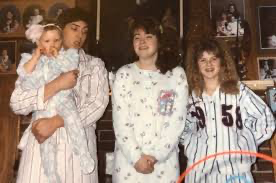 Шейн(двоюродный брат) с сестрами Нотек (фото из интернета) 