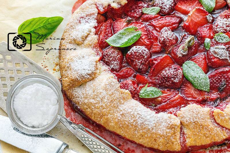 Галета с клубникой и базиликом.