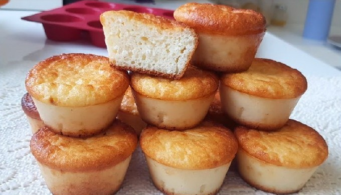 С помощью современной кухонной утвари (силиконовых формочек) вы можете приготовить на десерт оригинальные маленькие творожные тортики, то есть сырники в духовке. У вас получится и полезный завтрак для детей, и замечательное украшение для праздничного стола. 