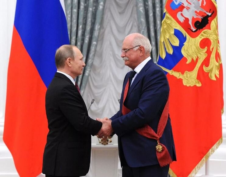 Путин вручает награду Михалкову (иллюстрация из открытых источников)