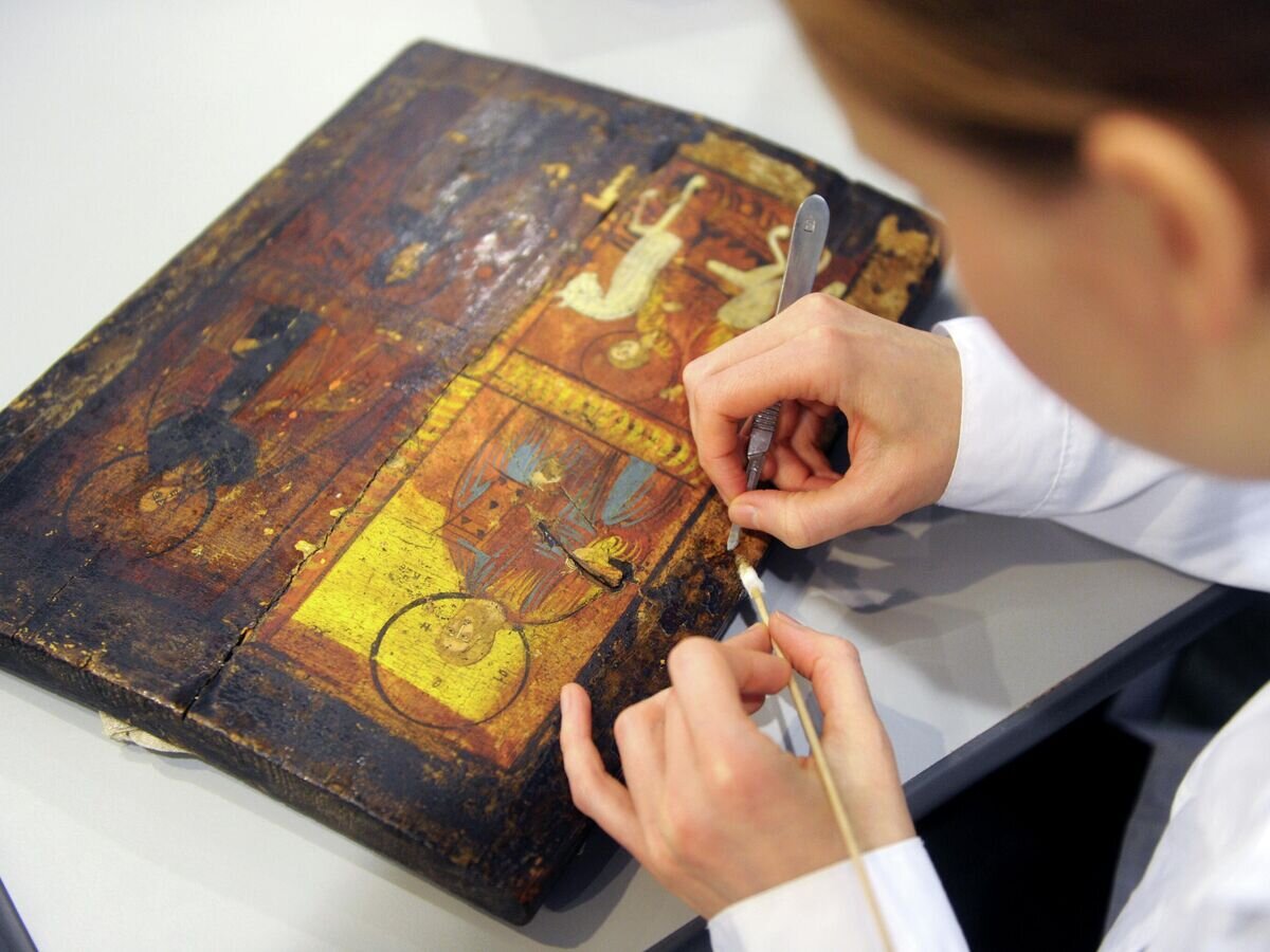 Реставратор работает над восстановлением иконы на международной специализированной выставке© РИА Новости / Кирилл Каллиников