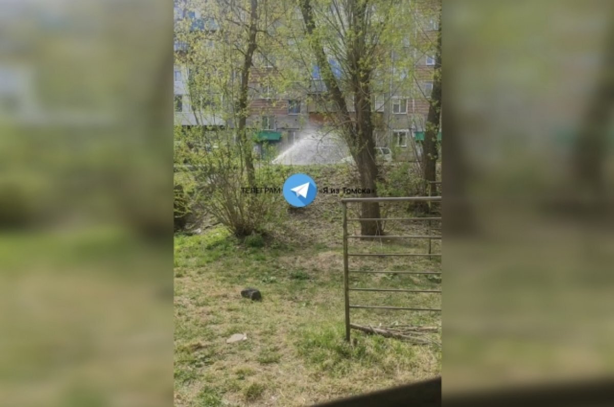    В Томске затопило двор дома из-за прорыва трубы на проспекте Комсомольский
