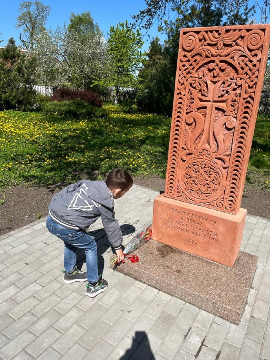 На территории Успенского храма г.Узловой состоялось освящение креста, символизирующего дружбу русского и армянского народов. Фоторяд