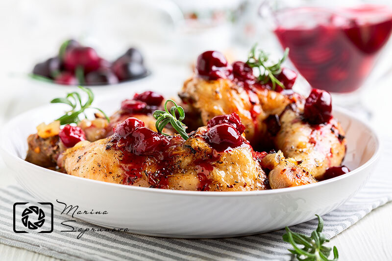 Куриные окорока с вишневым соусом.