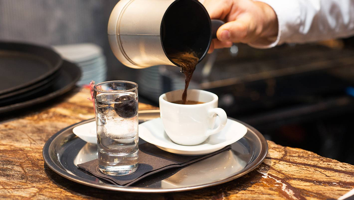 В турции подают кофе с водой. Подача кофе в кофейне. Кофе по турецки. Кофе по турецки подача. Эспрессо с водой.