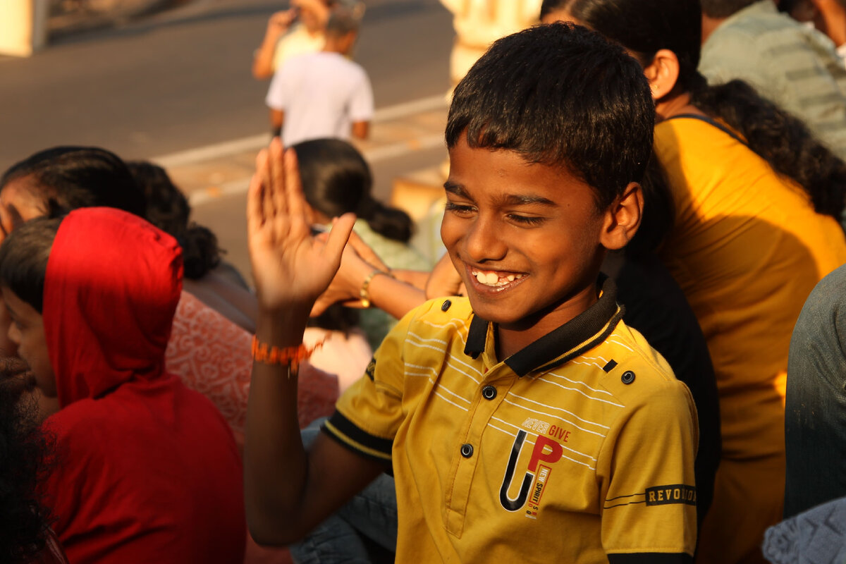 Мальчишки играли в армреслинг