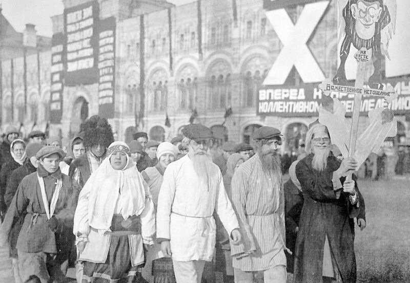 Движение против церкви. Антирелигиозная демонстрация в СССР. Антирелигиозные шествия в СССР. Антирелигиозная пропаганда в 1920е. Антирелигиозный карнавал.