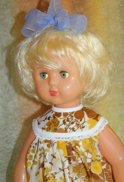 Знаменитая Марина-флиртушка. Кукла, которая умеет не только открывать и закрывать глаза, но и смотреть в стороны, как бы флиртуя.