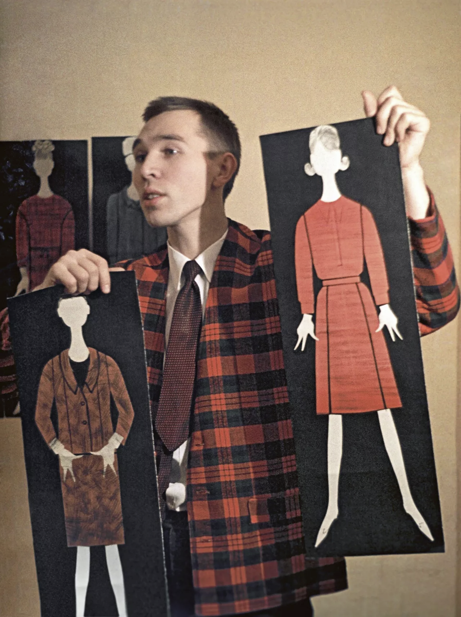 Художник-модельер Вячеслав Зайцев со своими эскизами. 1964 год. Автор Мирослав Муразов. РИА Новости.