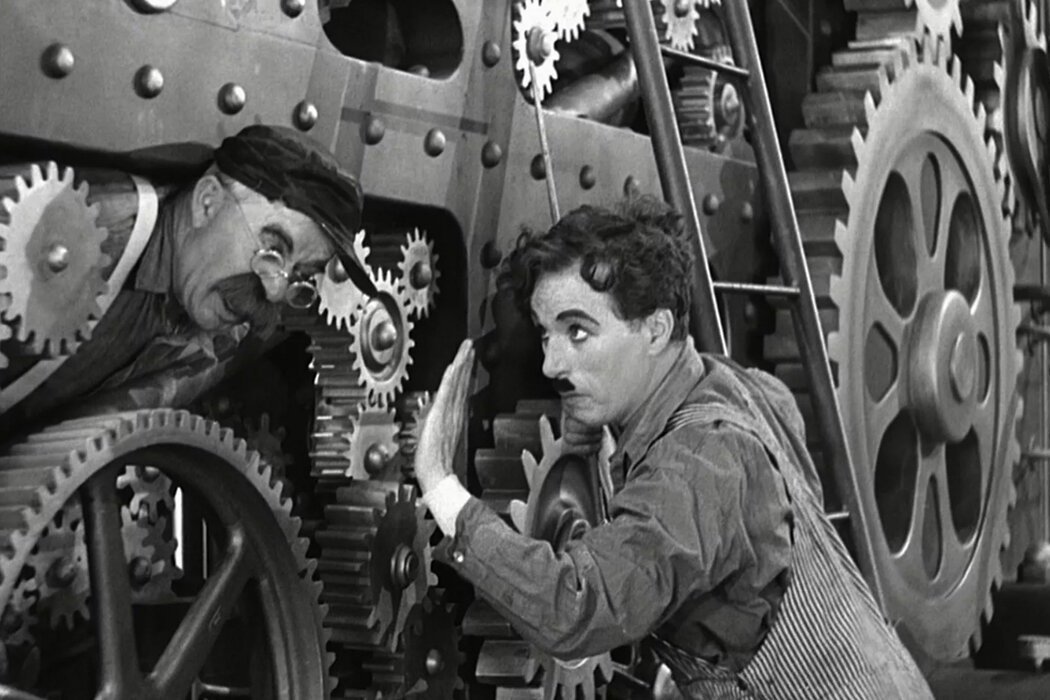 Новые времена сюжет. Чарли Чаплин новые времена кадры. Чарли Чаплин на заводе. Новые времена Чарли Чаплин 1936 года.