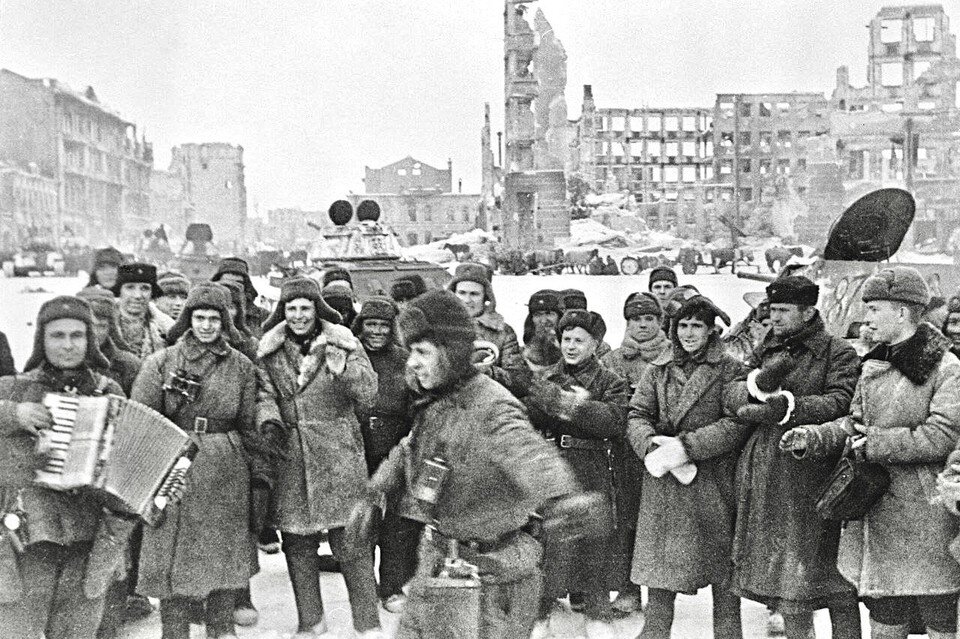    Красноармейцы с аккордеоном празднуют победу в Сталинградской битве на площади Павших борцов в освобожденном Сталинграде. Сталинград, январь 1943. Фото: Георгий Зельма