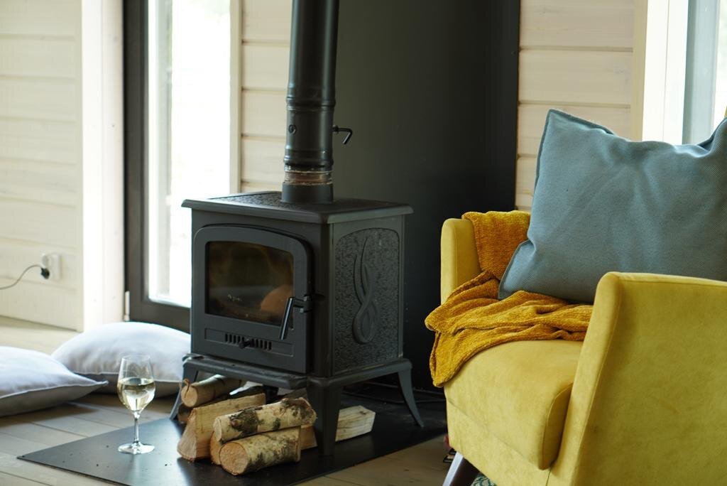 В доме кухня, совмещенная с гостиной; 4 спальни, терраса, мангал 