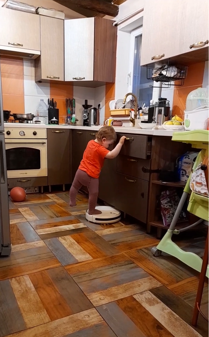 Момент добычи пропитания. На "войне"  все средства хороши😂