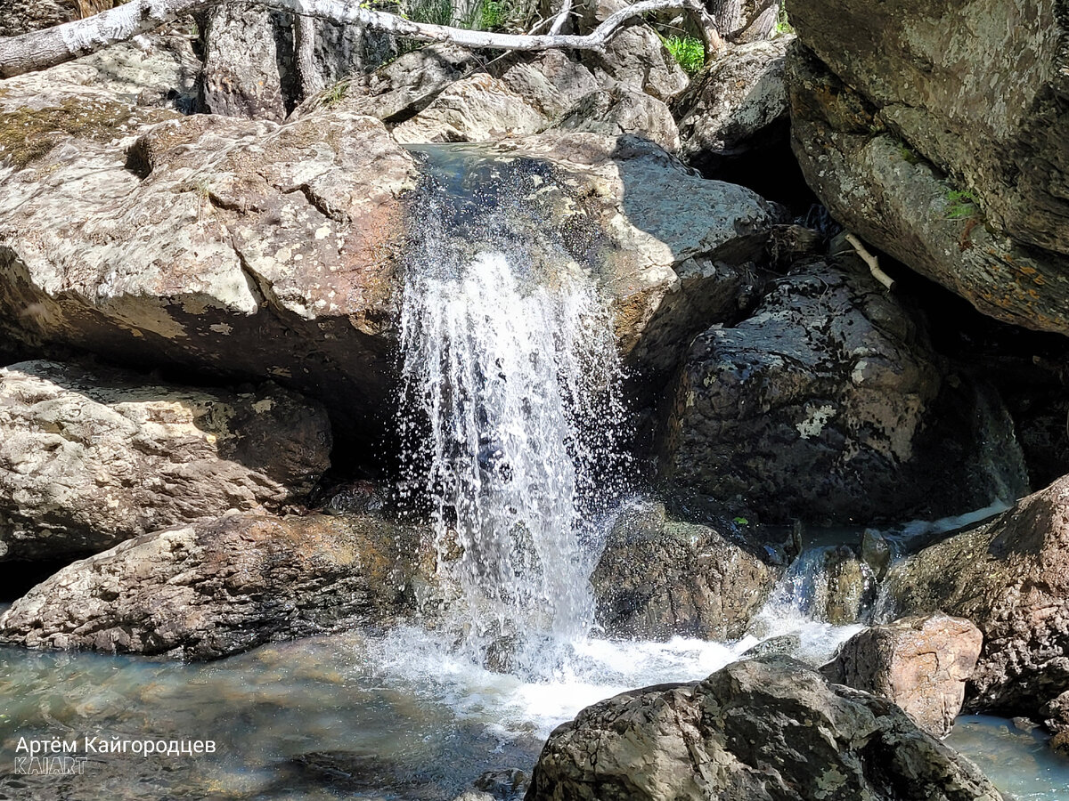 Нижний водопад из каскада в ущелье ручья Кабарзык, на фото кажется невысоким, но по факту — метра 2