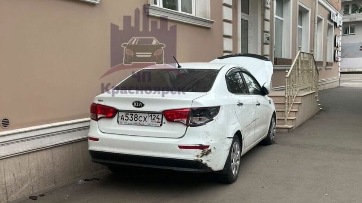     В Красноярске водитель выезжала с парковки и врезалась в машины и дом. ДТП произошло 22 мая на улице Каратанова.