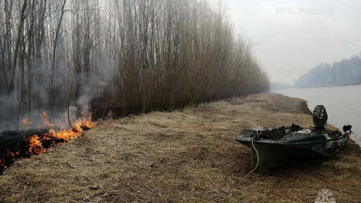     Огонь уничтожил лодку и перекинулся на мужчину.