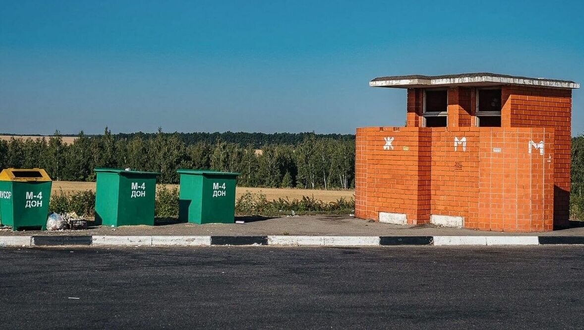     Вместе с новостью о том, что загранпаспорта россиян могут начать аннулировать, мы слышим, что растет спрос на путешествия внутри страны. И правительство вроде бы даже заботится о гражданах, выделяя миллиарды на развитие внутреннего туризма. Но куда и кому на самом деле уходят эти деньги?