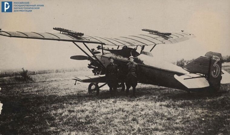 Б.С. Петропавловский (справа) у самолета с реактивной установкой. [Начало 1930-х гг.]. РГАНТД. Ф. 211. Оп. 14. Д. 75. Л. 1.