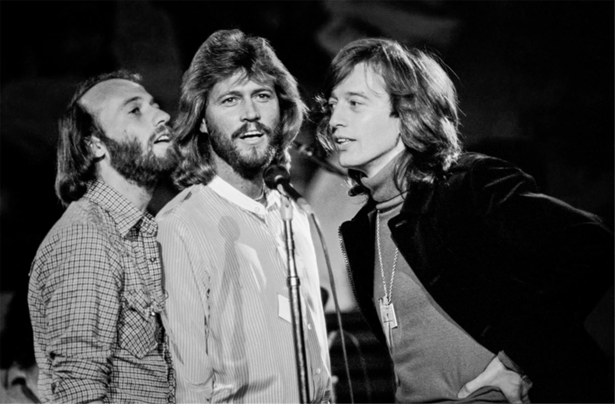 Все клипы группы bee gees. Братья Гибб би джиз. Солист группы Bee Gees. Группа Bee Gees ,Робин Гибб. Bee Gees 2022.