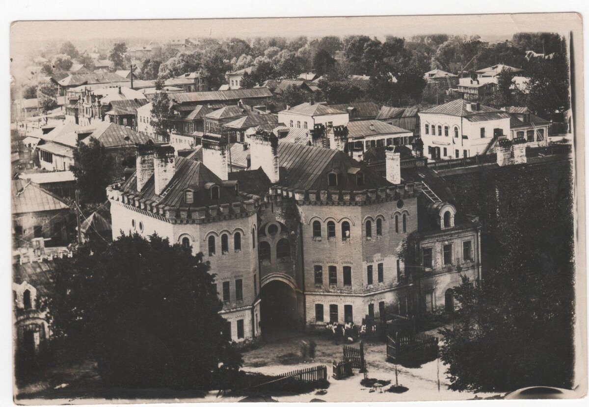 Архивное фото Вид на ворота со стороны замка