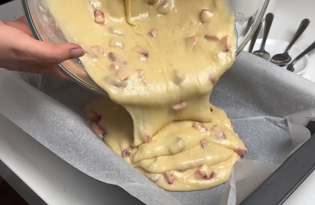 Готовим пирог с клубникой