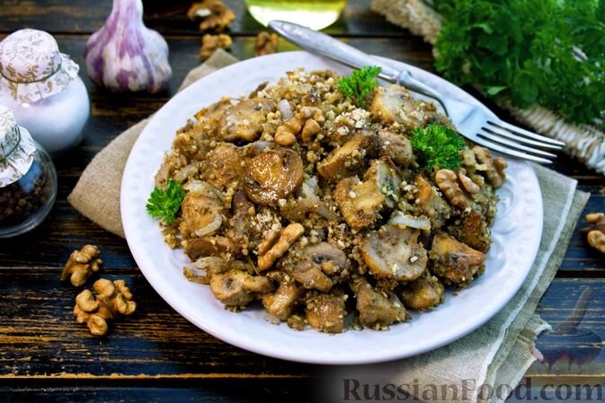 шампиньоны, орех грецкий, лук репчатый, чеснок, масло растительное, соль, уксус винный, хмели-сунели, кориандр, перец красный молотый