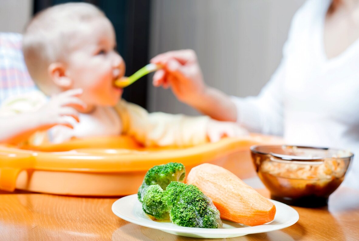 Ребенок ест. Сухофрукты детям. Давать в пищу детям и. Кормление ребенка. Ложка для кормления ребенка.