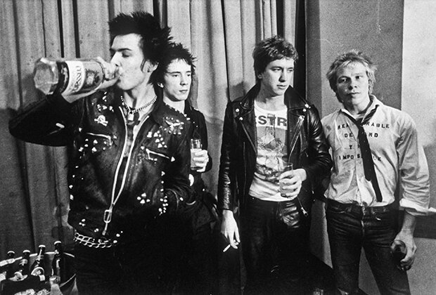 Sex Pistols празднуют подписание на музыкальный лейбл
