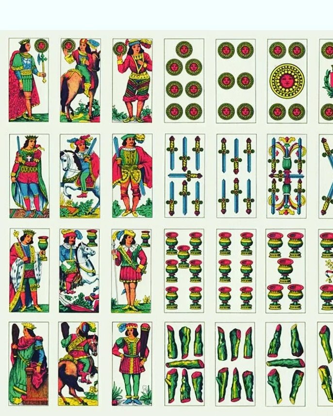 Испанские карты. Монеты, мечи, кубки и дубинки-одна из вариаций мастей карт. Еще этот вариант интересен составом: Король, Рыцарь, Валет, без Дамы.