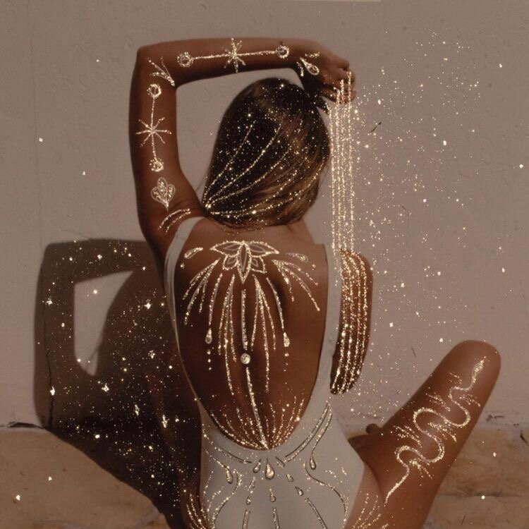 ТЕЛО

Мы постоянно находимся в голове, в мыслях, в прошлом, заботах о будущем, и редко сейчас - в чувствовании себя, в теле. Тело - это про чувства, тело не врет, оно как костюм для души и жесткий диск нашего подсознания, в нем физически хранится вся информация (события, ощущения, взаимоотношения).

🙏Прямо сейчас почувствуй свое тело. Пальчики на ногах, колени, бедра, живот, расслабь шею, лицо, прислушайся к дыханию…
Очень полезно вспоминать, что это все ты🙌 и слышать | чувствовать себя. 

Если в теле заблокировано чувство или конфликт, это отражается на облике. Заметила, что когда человек погружается в терапию, начинает освобождаться от эмоциональных блоков, его внешность начинает меняться: выражение глаз, цвет лица, осанка, уходит вес. Получается, что ухаживать за телом можно/нужно не только уходовыми средства, но и ментальной гигиеной, очищением от ограничивающих убеждений, старых обид, страхов, триггеров.

Тело вообще как 5-6 летний ребенок, который очень ЛЮБИТ нас и очень послушный, хочет помочь нам, взвалить на себя непростой груз, который мы не можем в голове переварить, защитить нас жирком, тело выполняет все наши команды, порой даже совсем нехорошие. Тело нам полностью доверяет, надеется, что мы о нем позаботимся в ответ. 

Принято считать, что за ночь все из головы опускается в тело. Хороший вопрос: что же мы годами в него опускаем? Радость от жизни, удовлетворение, гармонию, покой или тревоги, стрессы, внутренние диалоги, нелюбовь к себе? 

Придерживаюсь мнения, что всегда, когда идешь в любую психологическую терапию, работы с головой недостаточно.
Надо выгружать и из тела в том числе. Чтобы заложить новые программы, надо избавиться от старых, которые складировались в теле в различных местечках.

Выбирай то, что по душе, лучше комбинировать. Телесная терапия может стать образом жизни, тогда вообще всю жизнь проЖивать гораздо легче и счастливее☺️.

К телесной терапии относятся:
▫️массажи
▫️баня
▫️йога
▫️дыхательные практики 
▫️растяжка
▫️кардио 
▫️гвоздестояние
▫️танцы
▫️секс 
▫️отказ от гаджетов и прогулки 

🧂очень простое средство после любой терапии или тяжелого дня: ванна с солью 
Лучше всего английская с магнием, но подойдет и пищевая, йодированная. Только концентрат на ванну: 2-3 кг. Процедура 20 минут, лучше лежать прямо с головой. 

Соль расслабляет, вытягивает лишнюю жидкость, смывает весь негатив, который сгружается изнутри на поверхность. Прям masthave