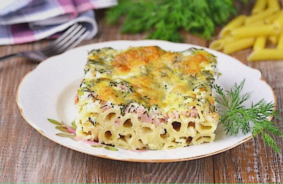 Макаронная запеканка с колбасой и сливками