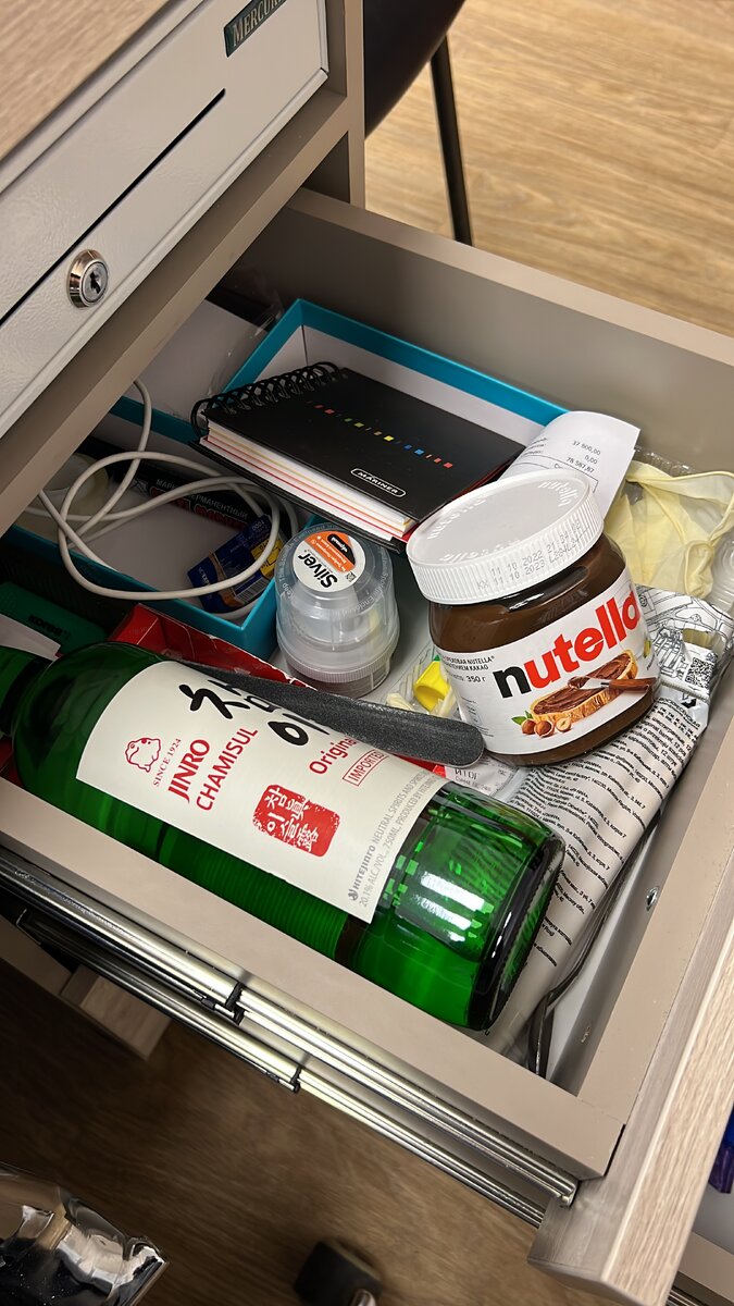 Его бутыль, и ещё нутелла от девушки, которой казалось, что много моего времени отняла))