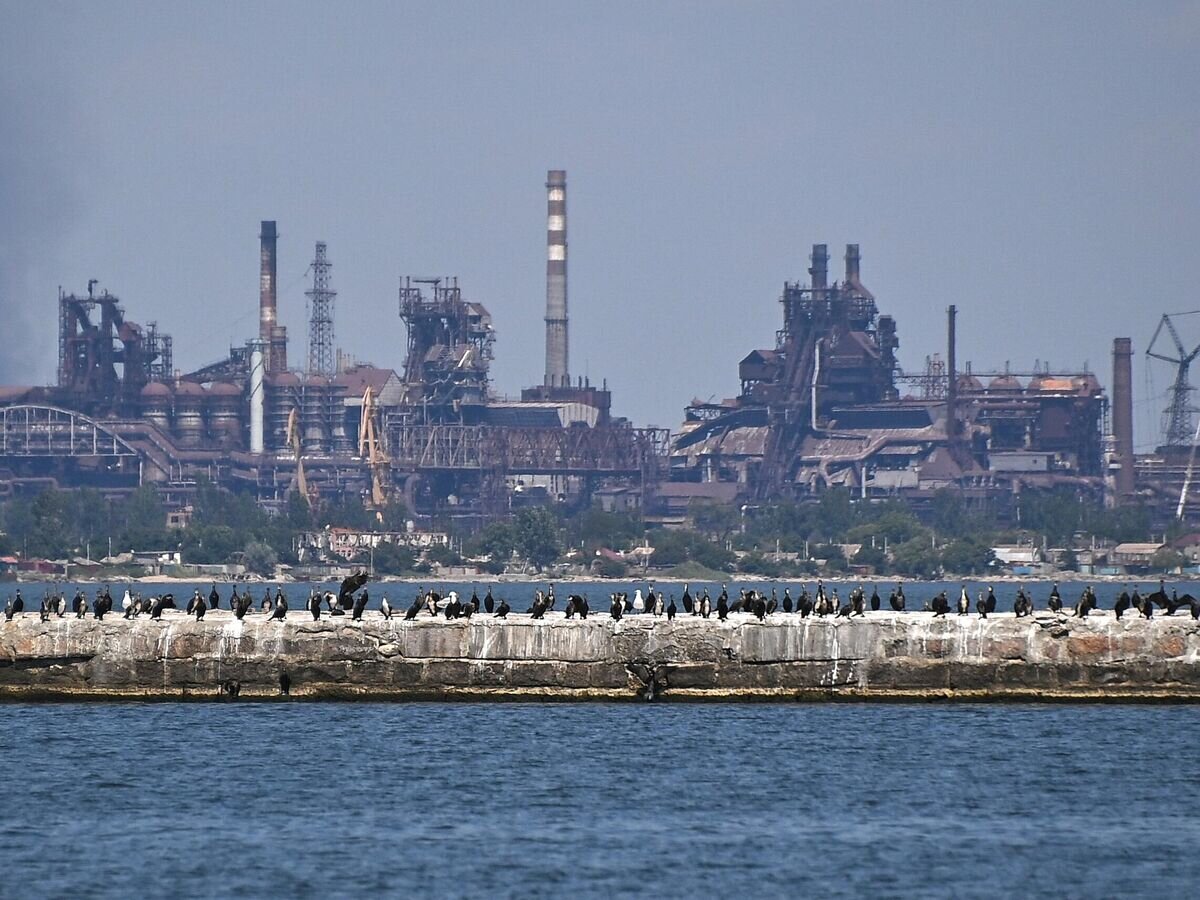    Вид на разрушенный завод "Азовсталь" из морского порта Мариуполя© РИА Новости /