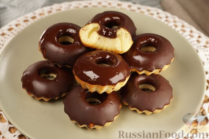молоко, масло растительное, яйца, сахар, мука, разрыхлитель, шоколад