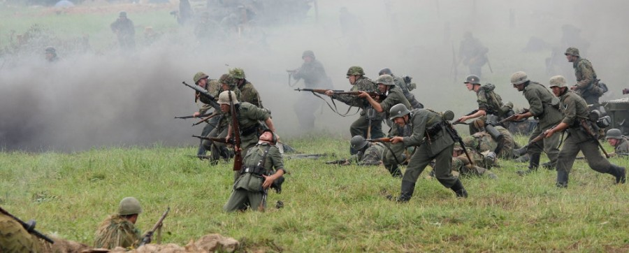 Нижние атакуют. Немецкая пехота атакует 1941. Пехота вермахта 1941. Реконструкция сражений Великой Отечественной войны.