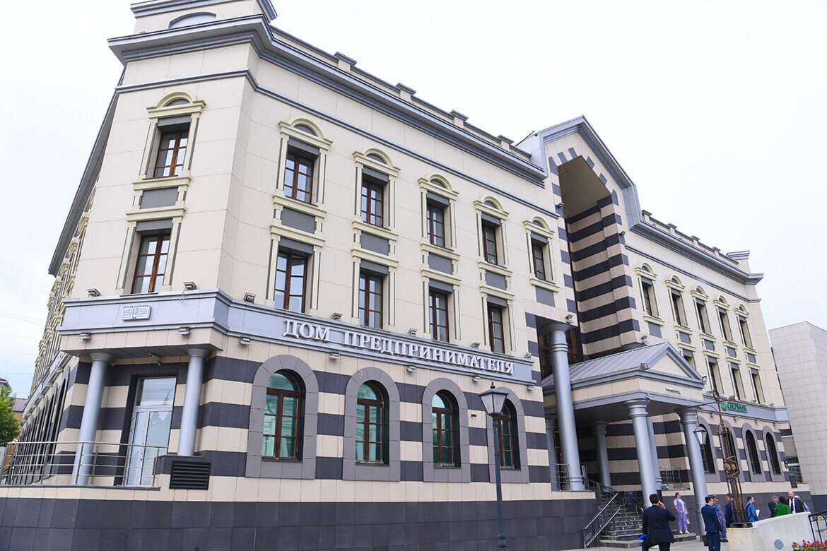 В Доме предпринимателя в Казани собрались около ста человек, из которых треть составляли чиновники, треть – СМИ и еще треть – сами бизнесмены. Фото: rais.tatarstan.ru