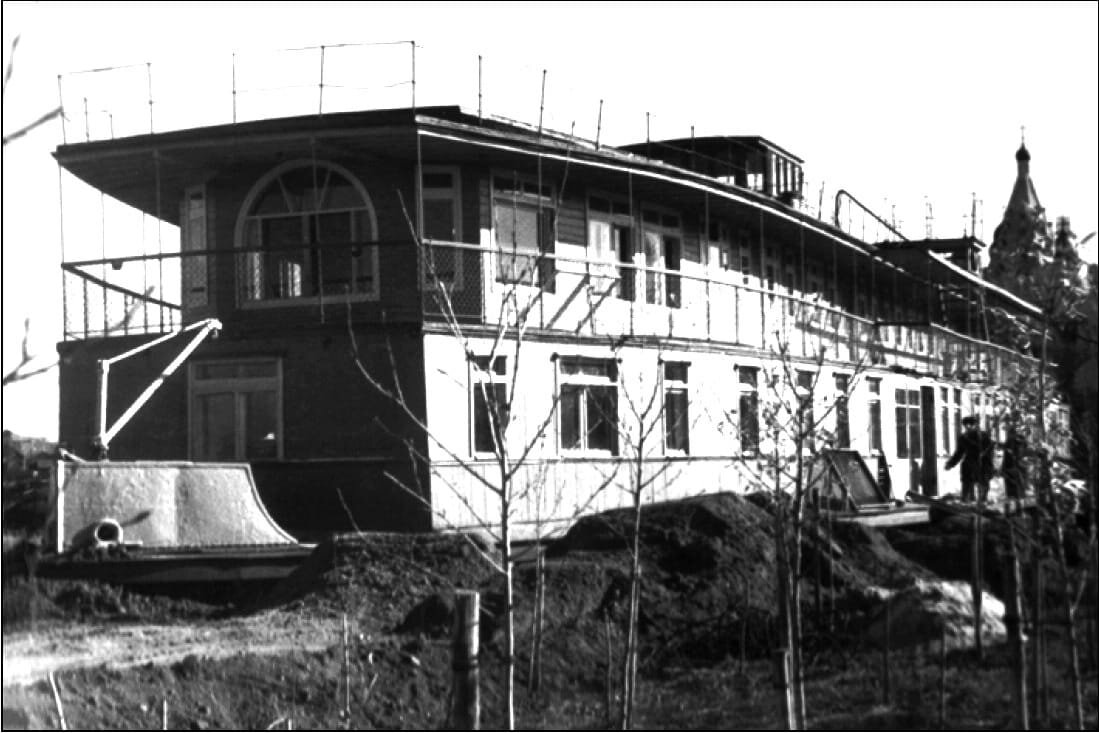 За гостиницей видна колокольня Тихвинской церкви на Соборной площади.