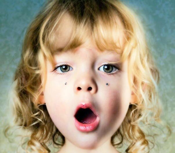 Маленькая принцесса обрадуется такой пасхальной корзинке больше, чем ее содержимому! Для оформления корзины вам понадобятся плотный фатин белого и розового цветов. Нарежьте его широкими полосами, проденьте одни конец в отверстия между прутьями, а затем его же - обратно, но в отверстие чуть выше или чуть ниже. Завяжите узелок и расправьте свободные концы. Ну а в саму корзинку можно положить что угодно: крашеные яйца, кулич, творожную пасху, конфеты, шоколадные яйца и т.д. Ваша племяшка будет счастлива от такого Пасхального подарка.
