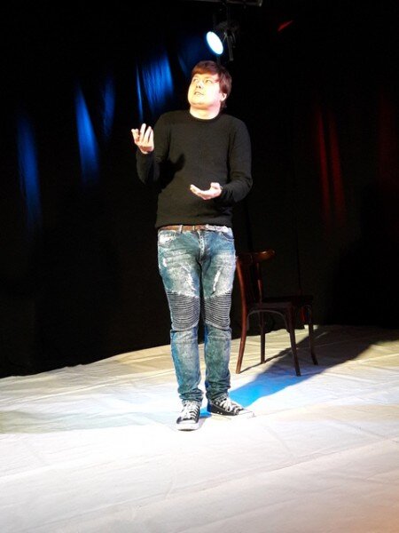 Вот обычная ручка. Жила себе в канцелярском магазине, завтрак готовила, мечтала о своем покупателе и о великих свершениях. Но она совершенно не думала о том, что может пожертвовать своей жизнью ради того, чтобы защитить другого. И этим другим окажется не ее вожделенный хозяин, а совершенно посторонний человек. И сколько людей в нашем обществе готовы хотя бы выйти из зоны своего комфорта, чтобы помочь незнакомому человеку?
