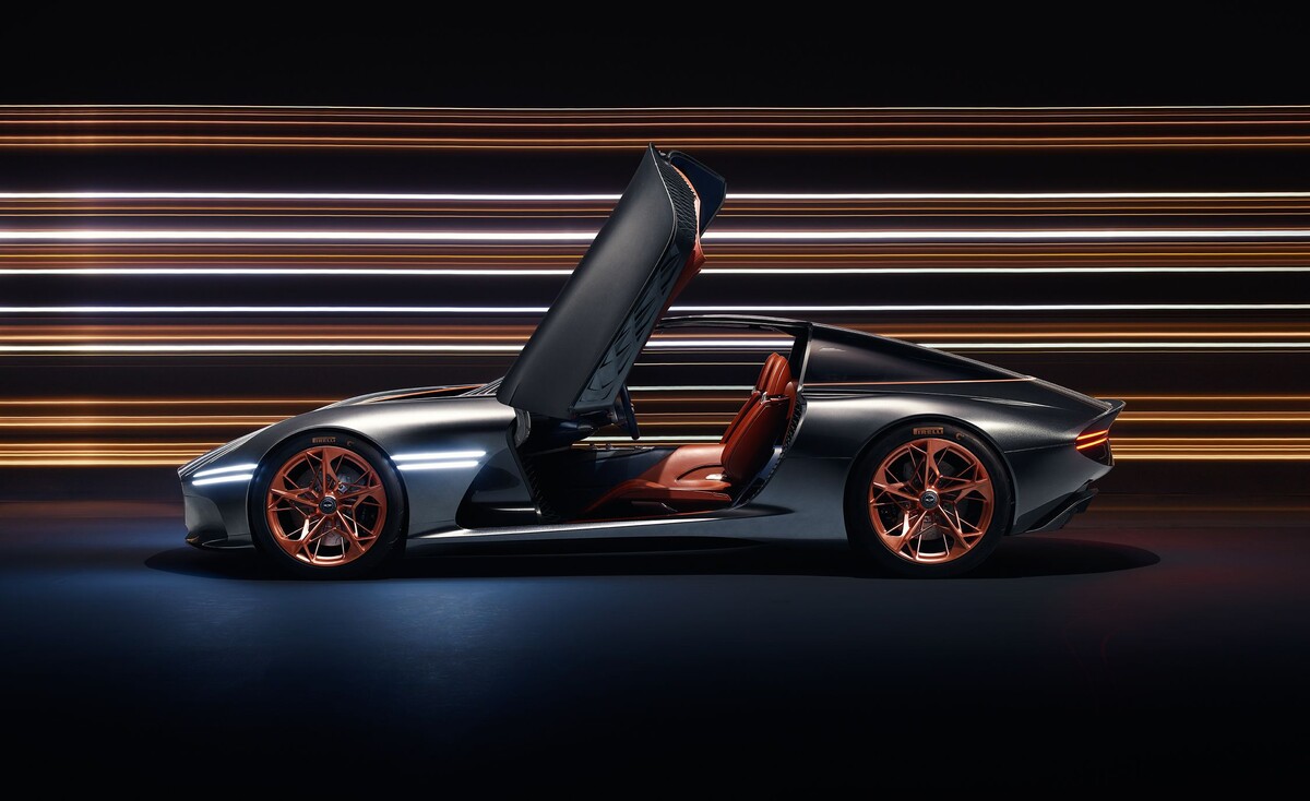 Концепт-кар Genesis Essentia построен вокруг углепластикового монокока и оснащен многомоторной электрической силовой установкой, информации о которой пока нет. С нуля до 97 километров в час купе способно разгоняться за три секунды.