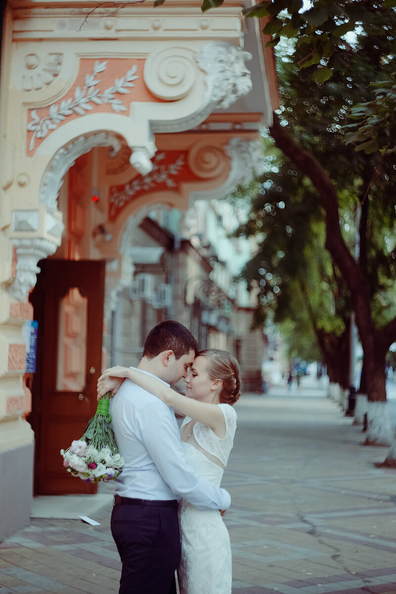 Свадьба город краснодар. Свадебная фотосессия. Места для свадебной фотосессии. Свадебная фотосессия на улице. Фотосессия молодоженов в городе.