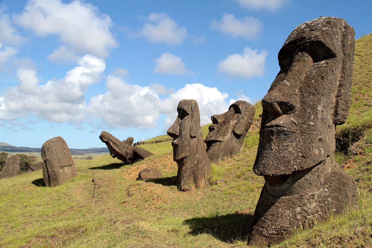 Каменные истуканы острова Пасхи. Каменные статуи острова Пасхи. Остров Пасхи статуи Моаи. Истуканы Рапа-Нуи остров Пасхи.