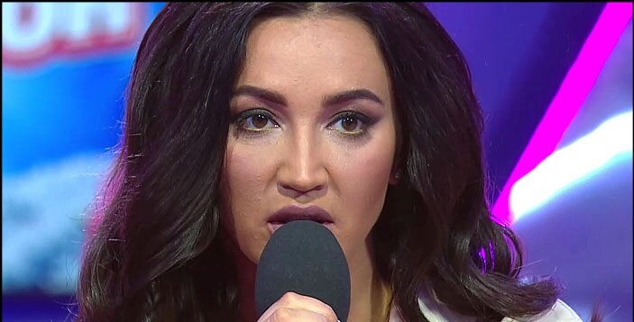 Несмотря на то, что у Бузовой немало недоброжелателей, от желающих попасть на ее концерт нет отбоя. Однако на выступлениях Ольги присутствуют не только те, кто в восторге от ее творчества. Например, на концерте в Тольятти побывал супруг одной из преданных фанаток, который был вынужден сопровождать вторую половинку на мероприятии. Появление антифаната не осталось незамеченным самой Бузовой. Правда мало кто мог подумать, что певица спустится в зал, чтобы лично разобраться с Евгением, а именно так зовут мужчину, фактически разыграв его на глазах изумленной публики.+

Как стало понятно благодаря ролику, опубликованному в сети, звезда сделала все возможное, чтобы выяснить, что не устраивает Евгения в ее творчестве, после чего адресовала ему куплет из песни Wi-Fi. Все это время Ольга глядела мужчине прямо в глаза, а коленями упиралась прямо в его колени. После чего потребовала прокричать на весь зал «и я счастлив», правда на это мужчина ответил категорическим отказом.