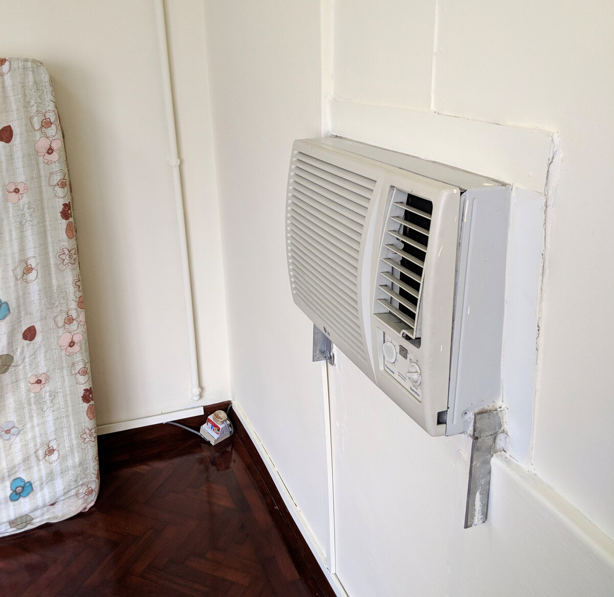 Управление таким кондиционером расположено на блоке, пульта нет.