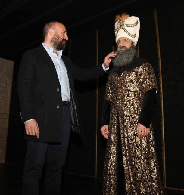 Халит Эргенч с фигурой своего персонажа - султана Сулеймана