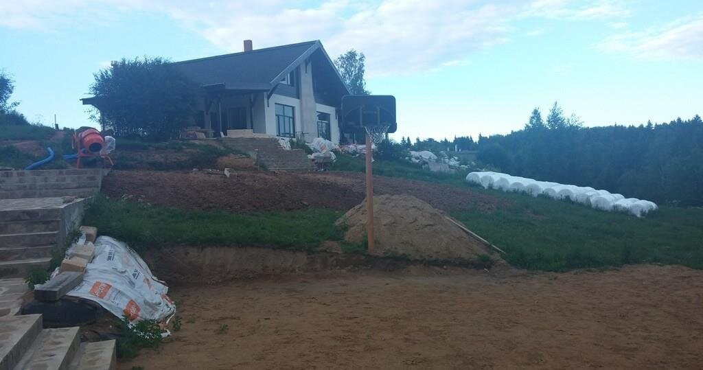 Поиграли - понравилось, но... по мере бега площадка утратила ровность и отскок стал абы куда. После дождя мяч собирает песок, который попадает в глаза и в общем, это не выход...