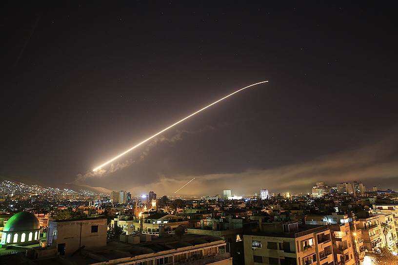 След от ракеты в небе над Дамаском, фото - AP/Hassan Ammar
