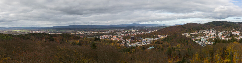 На фуникулере можно поднять на обзорную площадку с которой видно всю панораму Карловых Вар.