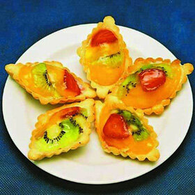 Желтки и сахар растираем добела. Разводим двумя литрами сливок, ставим на плиту на маленький огонь. Помешиваем до загустения (но не кипятить). Процедить, охладить. Разводим протертым пюре из ягод (малина, земляника, клубника), вливаем в суповую миску, всыпаем 2 горсти ягод. Подавать с мороженым, опуская его в тарелку ложкой, как клецки.